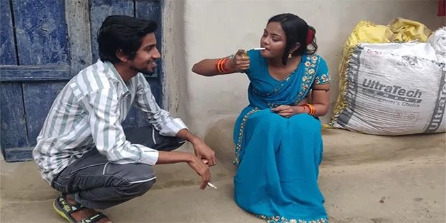 गाँव के भाभी को सिगरेट पिलाके चोदा वीडियो