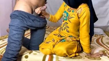 सौतेली माँ ने चूसा कड़क लण्ड