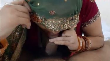 पड़ोसन ने मज़े से चूसा देसी लण्ड