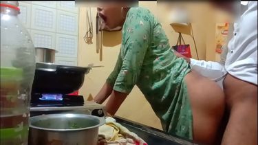रसोड़े में शादीशुदा दीदी की चुत मारी