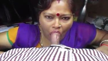 मौसी ने लण्ड चूस के मज़ा दिया