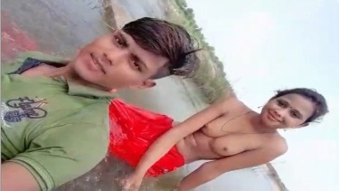 बॉयफ्रेंड के साथ न्यूड बाथ