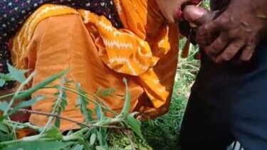 खेत में ब्लोजॉब दे के किसान से चुदी देहाती आंटी