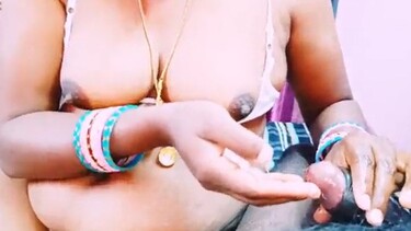 सेक्सी बूब्स वाली मल्लू भाभी ने की काले लण्ड की मालिश