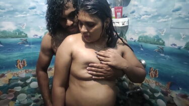 दोस्त की चुदक्कड़ बहन को बाथरूम में पेला