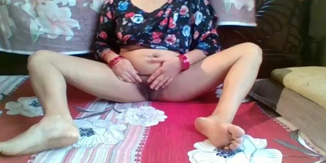 घर की नौकरानी को हस्तमैथुन करते हुए रंगे हातो पकरा वीडियो