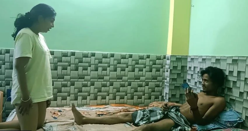 भाई को लंड हिलाते देख दीदी की कामवासना जाग उठी वीडियो