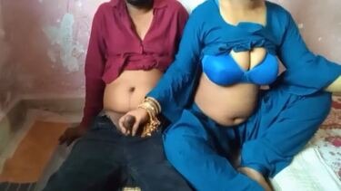नौकर ने किया आंटी को खुश