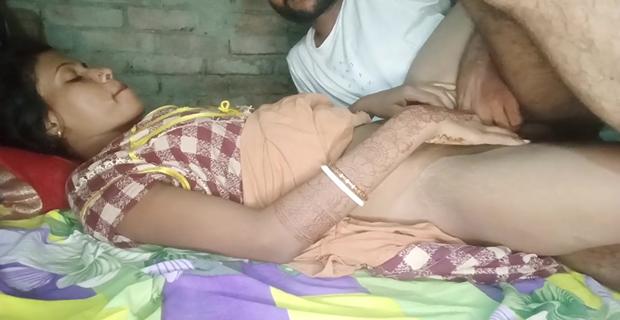 देहाती वाइफ की चूत में ऊँगली करके पड़ोसी चोदन किया रात में वीडियो