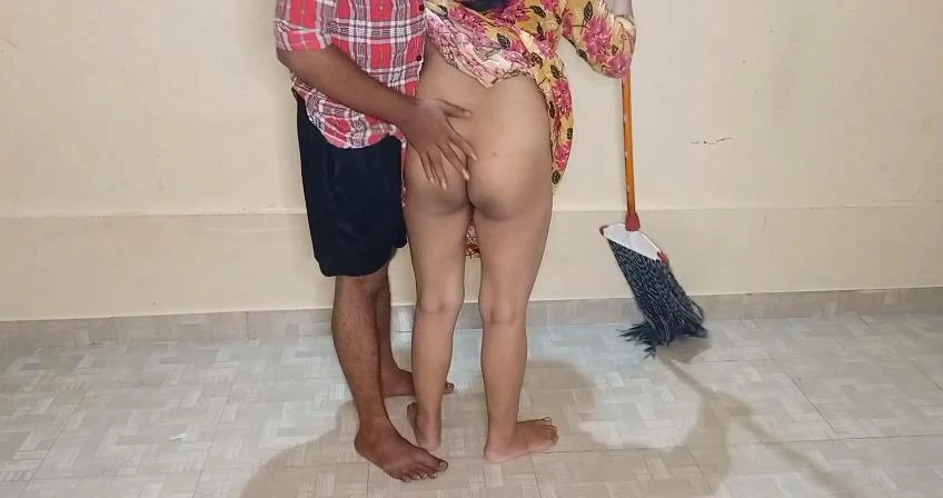 पोछा लगाती हुई आंटी को नंगा करके चोदा वीडियो