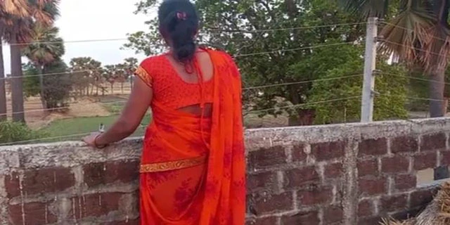 गाँव की भाभी को अकेले पा के चोद दिया वीडियो