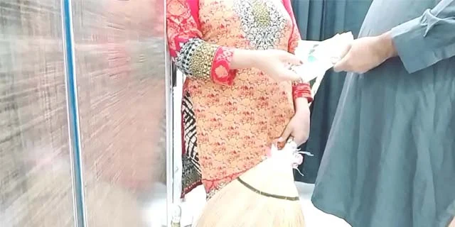 पैसे के बदले मे अपनी चूत दिया नौकरानी ने वीडियो