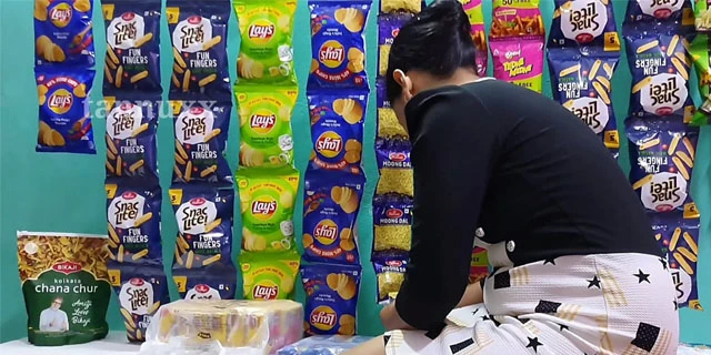 दुकानदार लड़की की चूत चुदाई दुकान के अंदर वीडियो