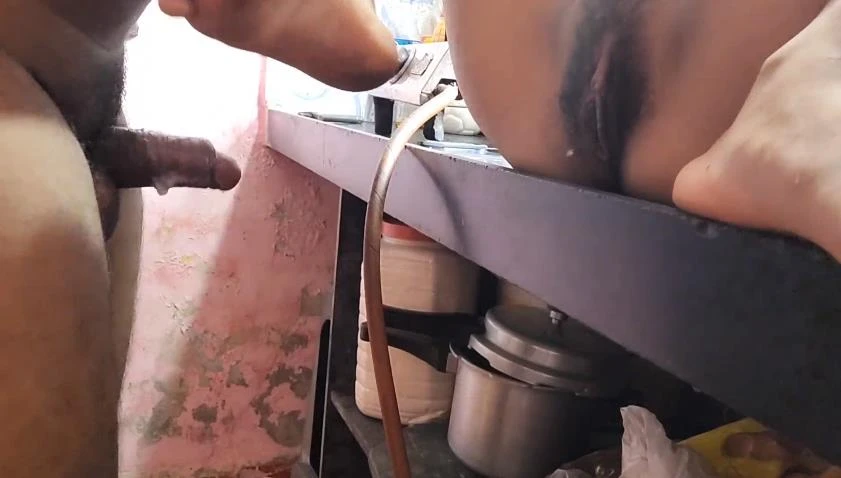 १८ साल की कामवाली लड़की की चुदाई रसोई घर में वीडियो