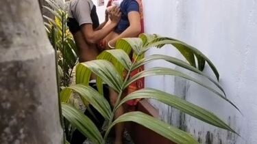 दिवार के पीछे पेड़ के निचे चुदाई