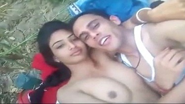 पिकनिक पर देसी कपल का जंगल सेक्स