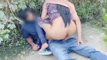झाड़ियों में सेक्सी देसी रंडी की चुदाई