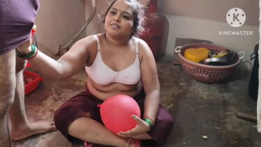 कामुक भाभी ने देवर का लण्ड पकड़ लिया