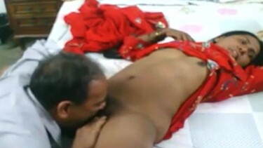 नौकर को पैसे दे कर आंटी ने चुत चटवायी