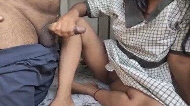 बॉयफ्रेंड ने कॉलेज गर्ल के हाथ में थमाया लण्ड