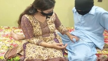 सेक्सी भाभी ने लण्ड पकड़ के मूड बना दिया