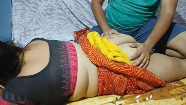 सेक्सी आंटी की मोटी गांड की मालिश