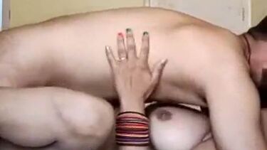 लण्ड के झटको से पड़ोसन की चुत फाड़ दी