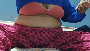 बूब्स दिखा के आंटी ने मूड बना दिया