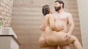 बाथरूम में पेली दोस्त की बीवी की चुत