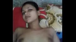 मुझे देखकर मुस्कुरा देती