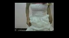 भाभी के स्तनों को दबाना शुरू कर दिया