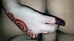 पीछे से उसके योनि मे अपना लिंग डाल दिया