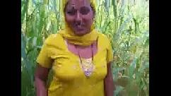 दोस्त की माँ को दोनों ने ठोका